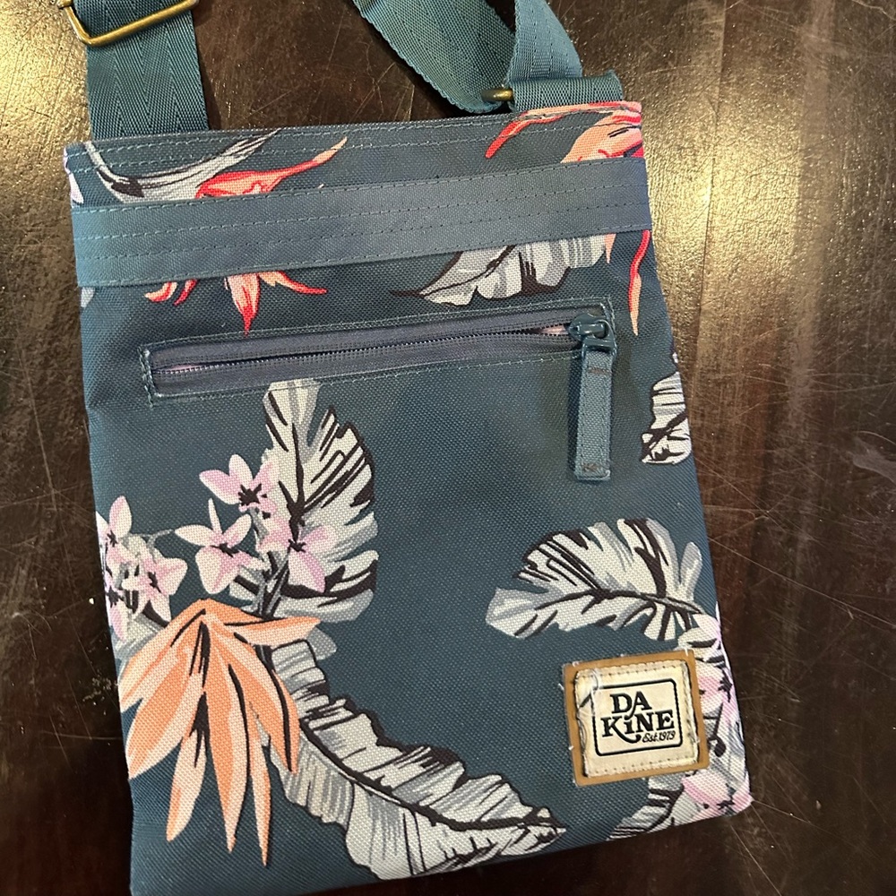 Da Kine crossbody purse